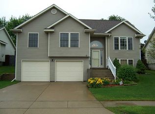 6809 Cresthill Dr, Davenport, IA 52806