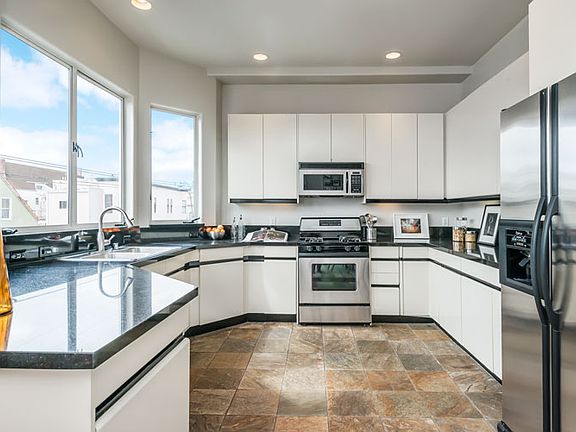 Chef's kitchen w/ Gas Range