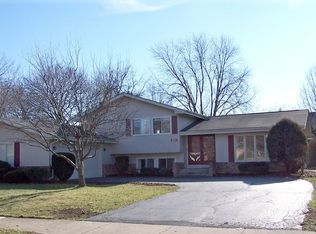 220 Bay Colony Dr, Naperville, IL