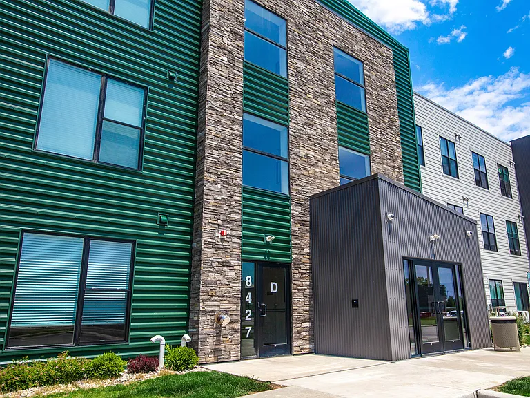 Courtyard at cobblestone Park — Photo 42
