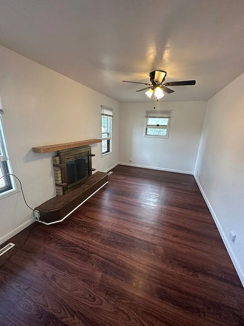 Rare 1 bedroom home with 2 car garage available NOW — Photo 4