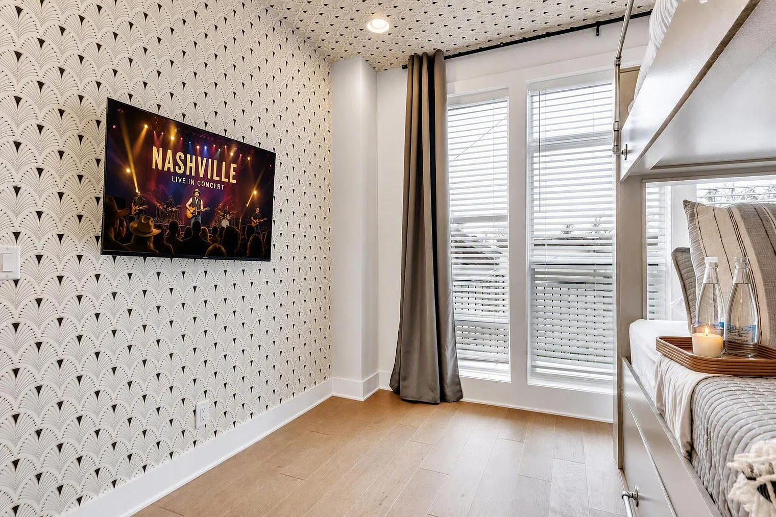 12 bed, 12.0 bath, 6200 sqft, $11,490 — Photo 4