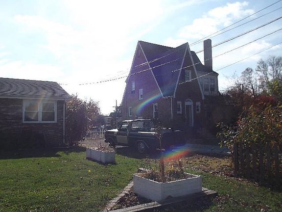 2nd image of 415 Huntington Blvd NE