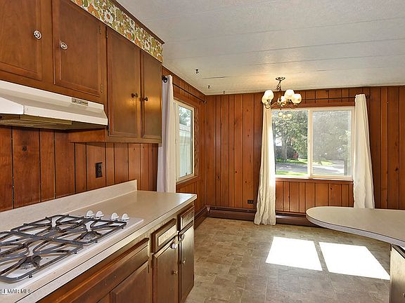 3rd image of 1509 2nd Ave SW