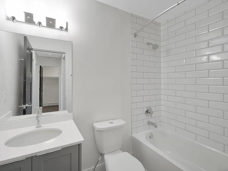 847 Howard Ave #21 — Photo 5