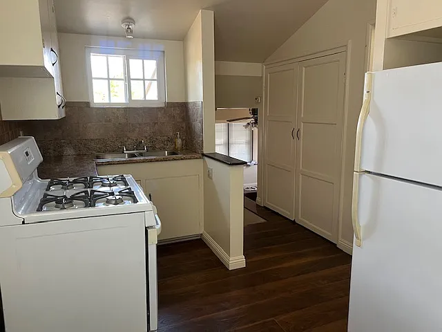 912 Westmont Dr #B — Photo 1