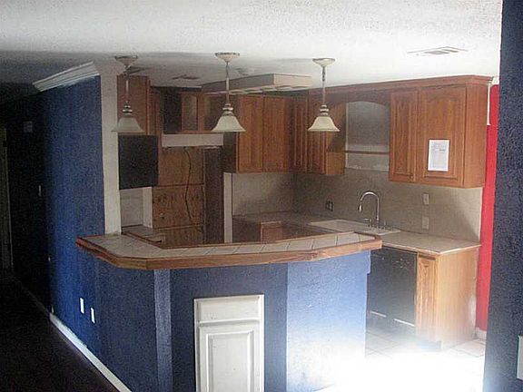 4th image of 2104 Longwood Dr