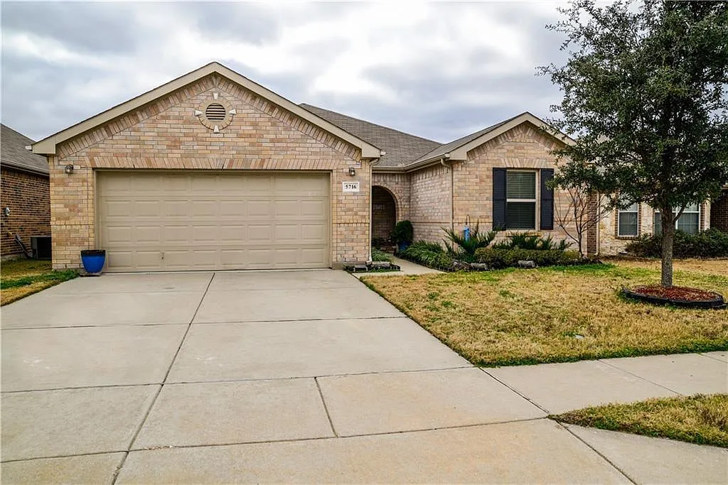3 bed, 1916 sqft, $2,195 — Photo 1