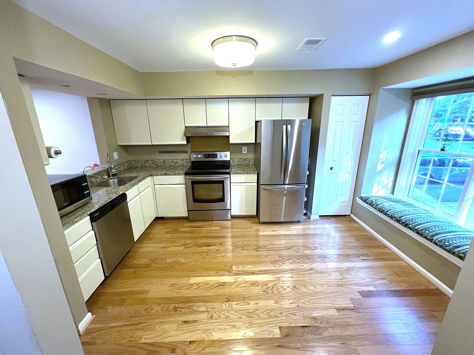 3 bed, 2.5 bath, 1198 sqft, $3,250 — Photo 3