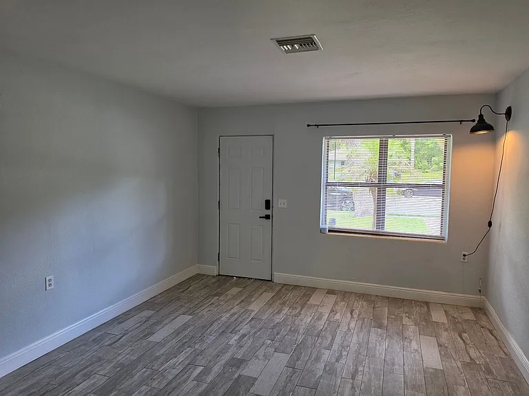 2205 S Park Ave — Photo 4