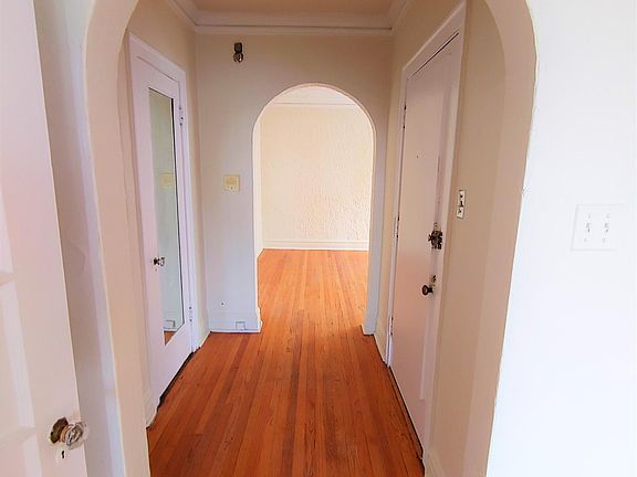 2nd image of 2320 W Glenlake Ave APT 2