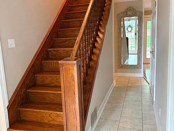 4th image of 261 Lackey Ln