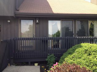 5 Westgate Dr, Edison, NJ 08820