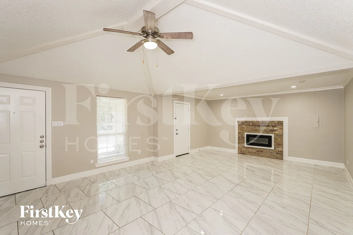 Building Photo - 303 W Ct