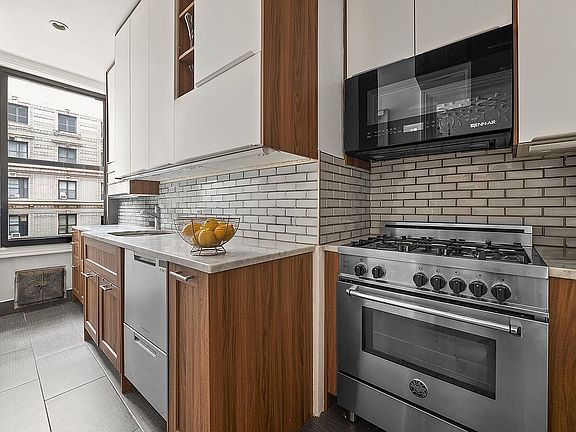 4th image of 200 W 54th St APT 10D