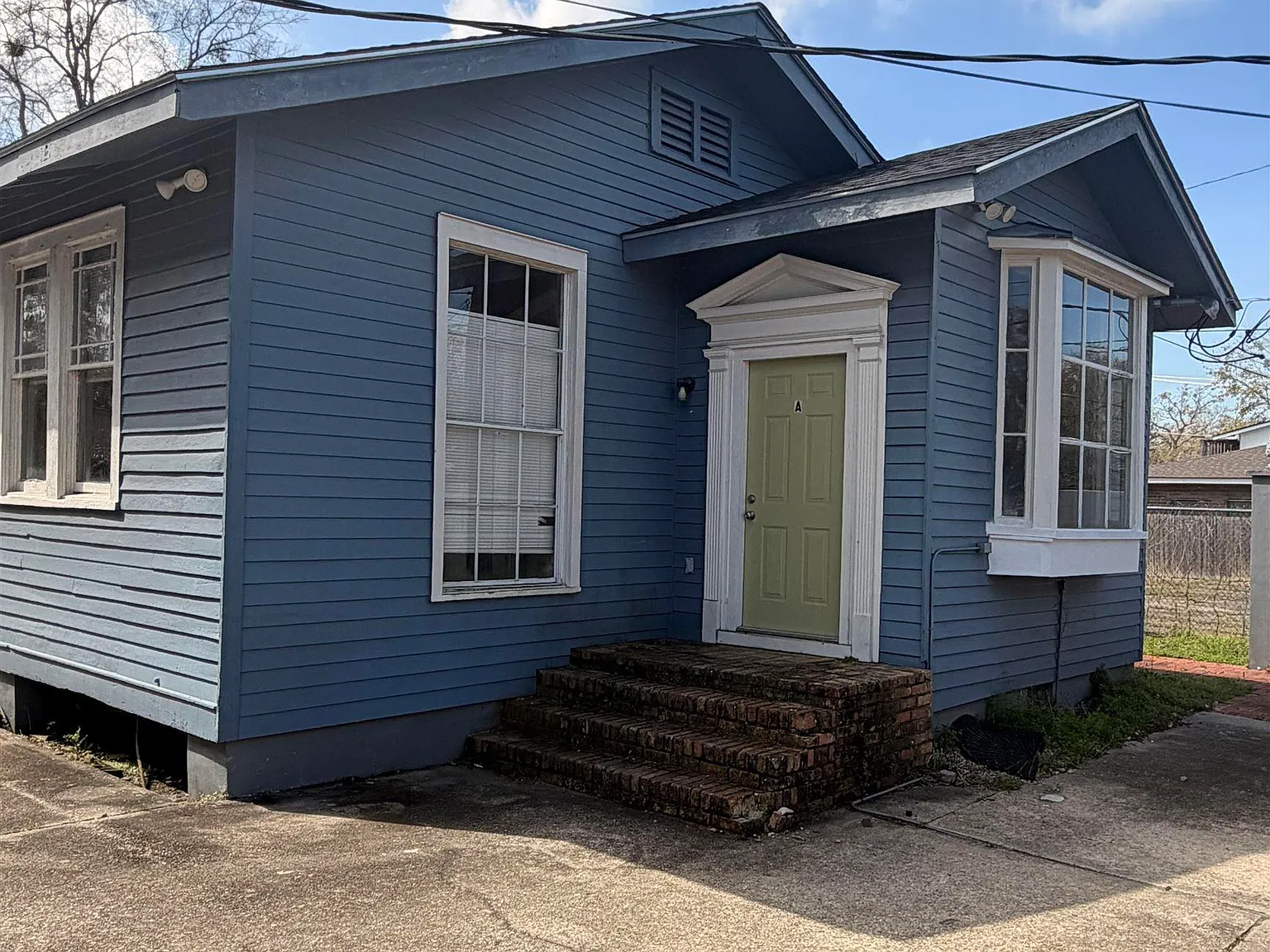3 bed, 1200 sqft, $1,600 — Photo 1