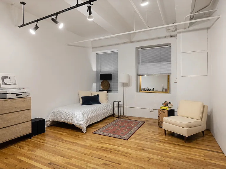 215 W 29th St #2 — Photo 4