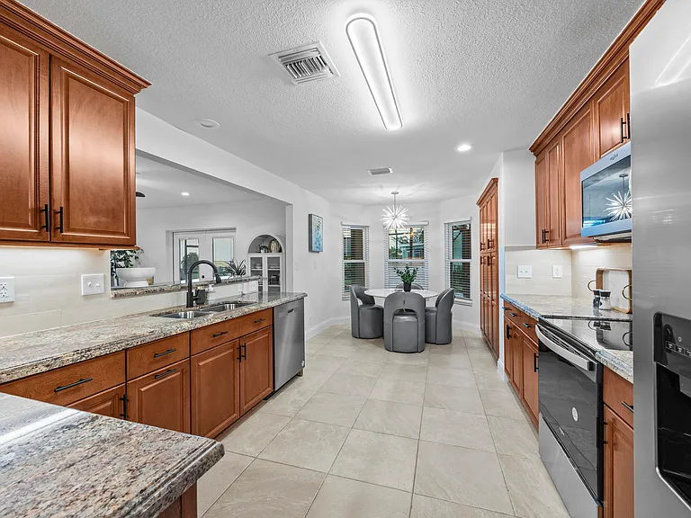 2400 Seaford Dr — Photo 4