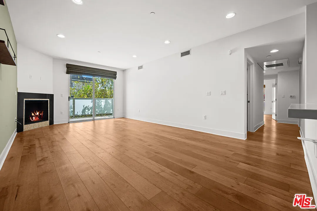 3 bed, 3.0 bath, 1420 sqft, $3,950 — Photo 2