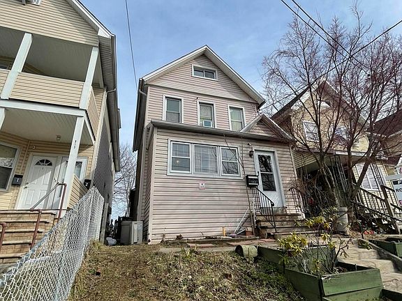 2nd image of 913 Post Ave
