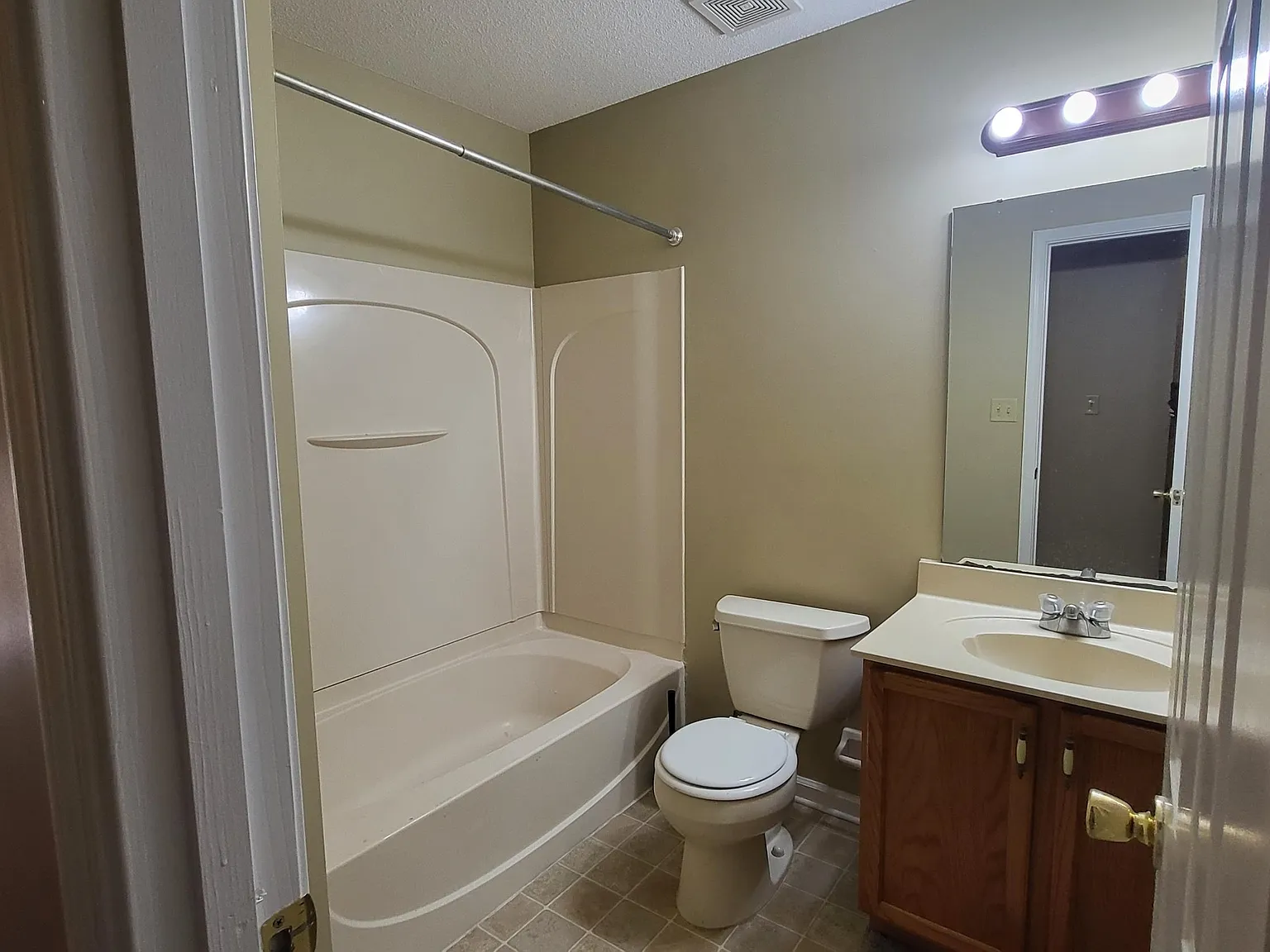 3 bed, 2.0 bath, 1245 sqft, $1,595 — Photo 4