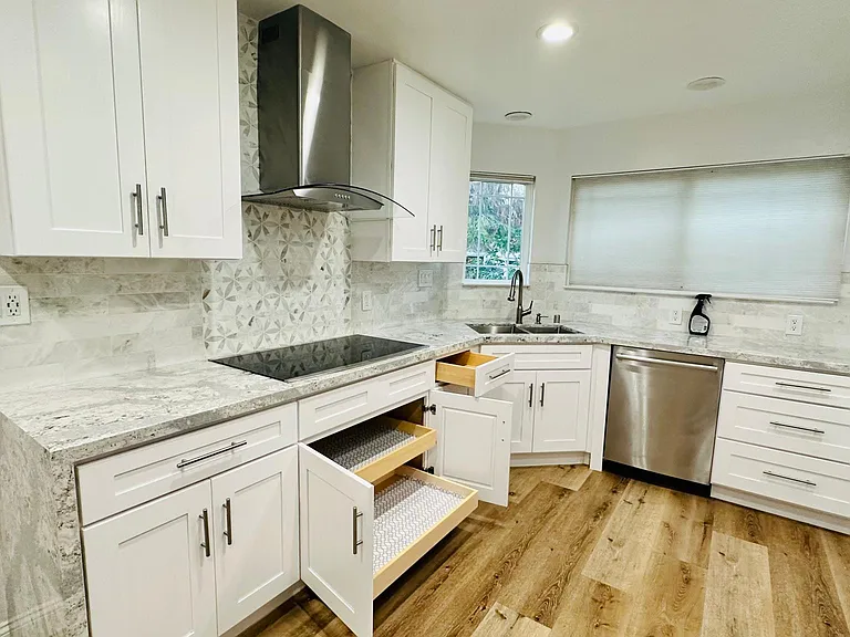 Kitchen (newly remodeled)