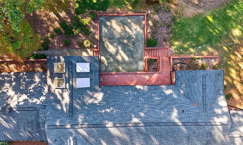10th image of 801 Cliftwood Dr