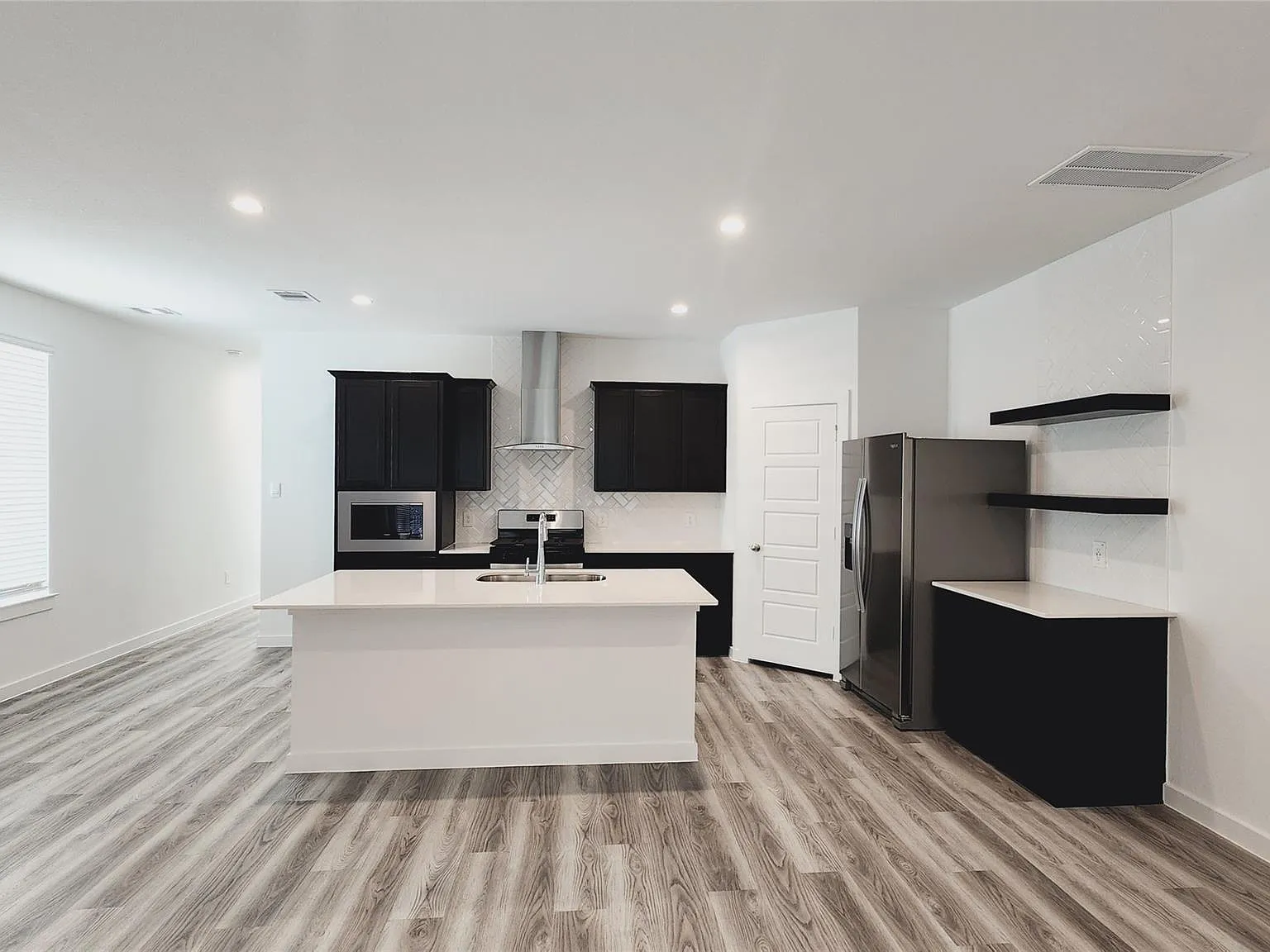 4 bed, 2.5 bath, 2046 sqft, $2,400 — Photo 4