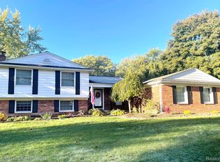 756 Fox River Dr, Bloomfield Hills, MI 48304