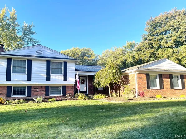756 Fox River Dr, Bloomfield Hills, MI 48304
