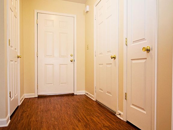 5th image of 702 Chatham Ct
