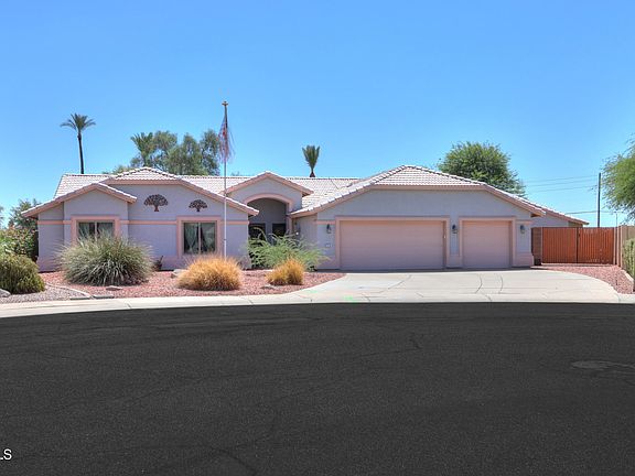 3rd image of 216 E PEBBLE Court