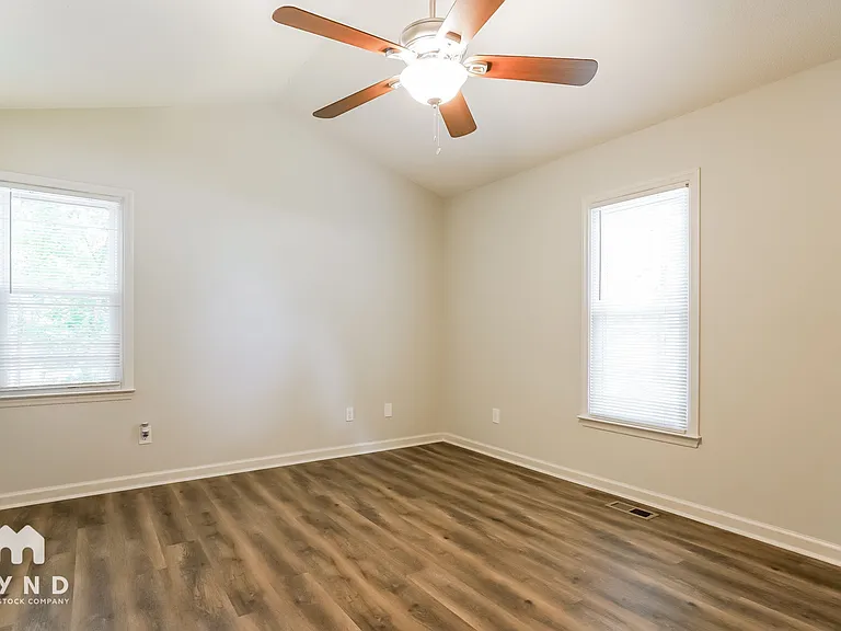 85 Richmond Dr — Photo 9