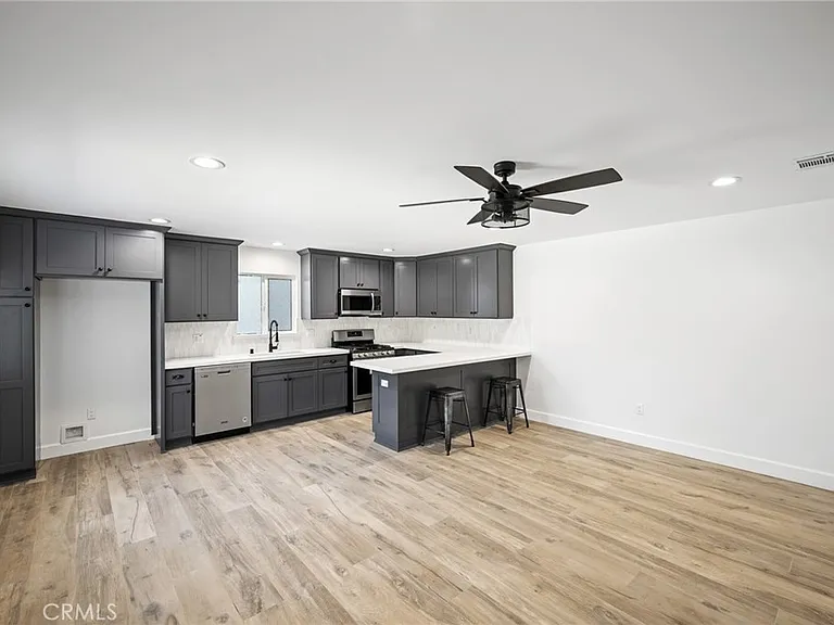 13721 Pierce St — Photo 2