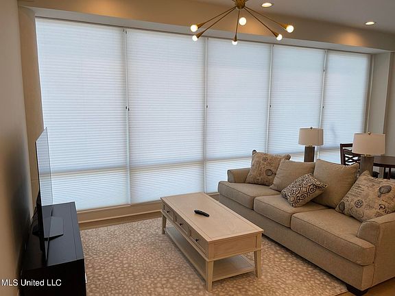 5th image of 3207 Magnolia St #408