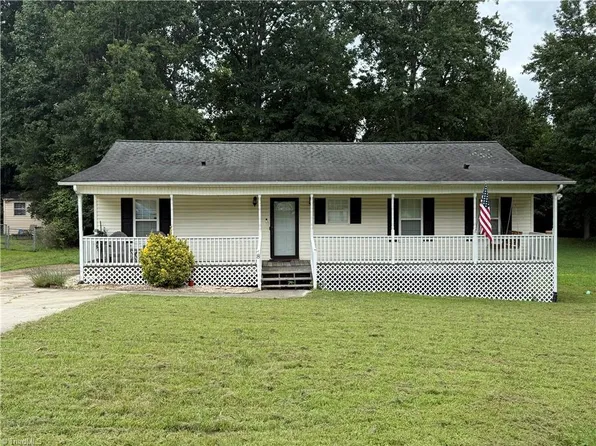 8 Savannah Ln, Thomasville, NC 27360