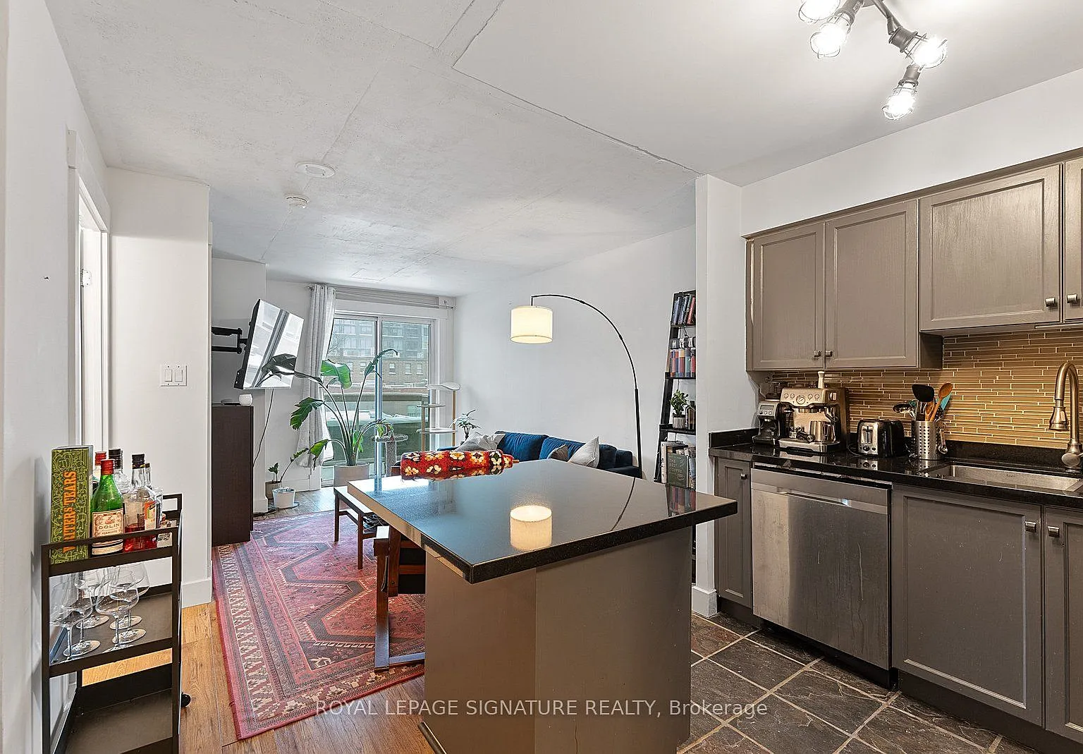 323 Richmond St E — Photo 2