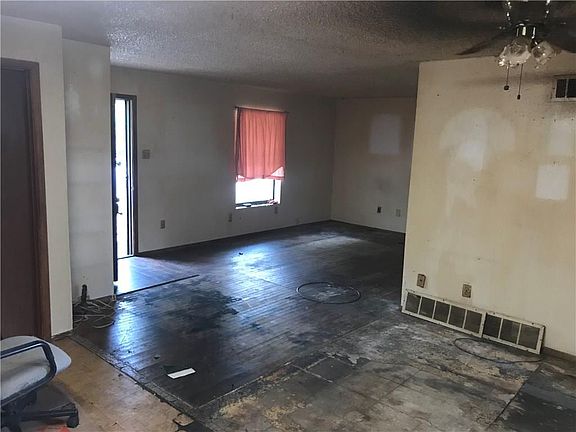 4th image of 2301 Garden Oaks Dr