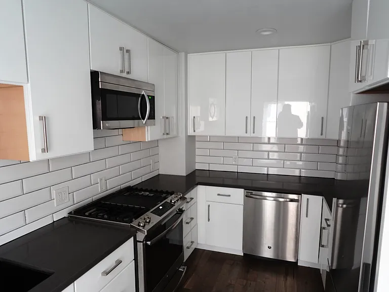 2912 14th Ave — Photo 2