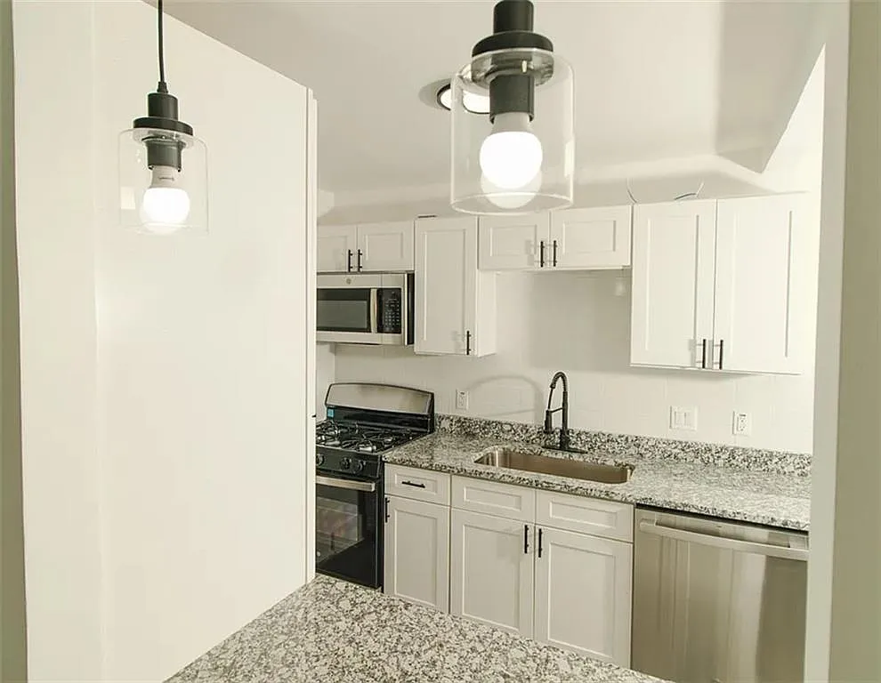 3 bed, 2.0 bath, 950 sqft, $1,895 — Photo 2