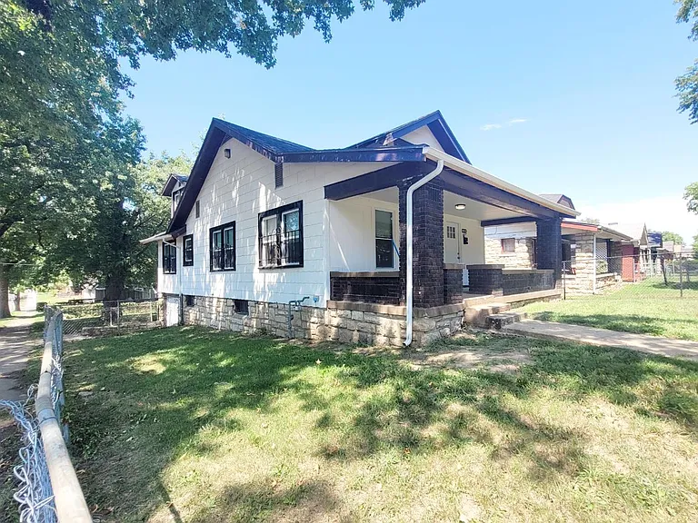 5248 Euclid Ave — Photo 3