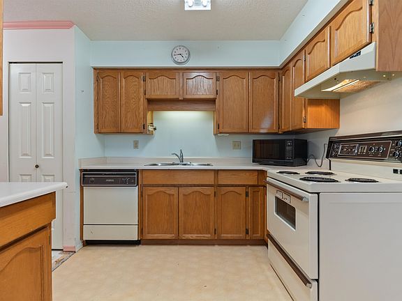 5th image of 8725 Elm Dr #202