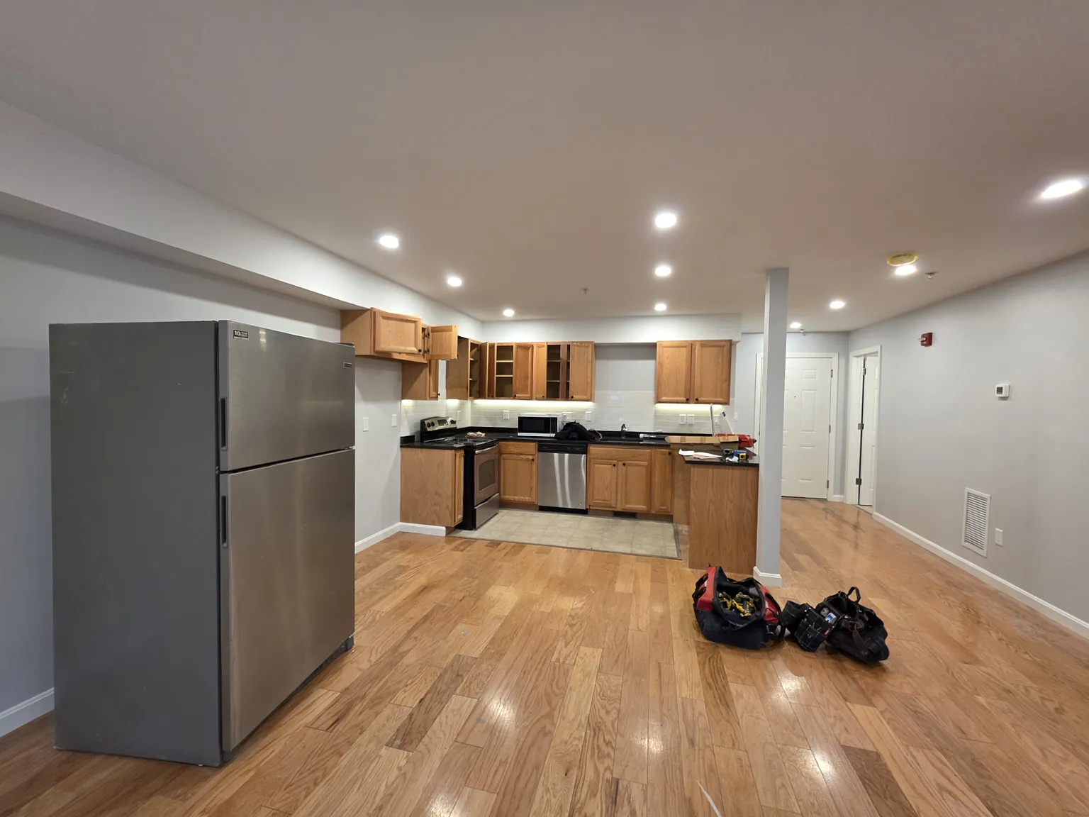 5 bed, 2.5 bath, 2300 sqft, $5,000 — Photo 3