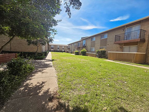 3rd image of 900 W Rochelle Rd #218