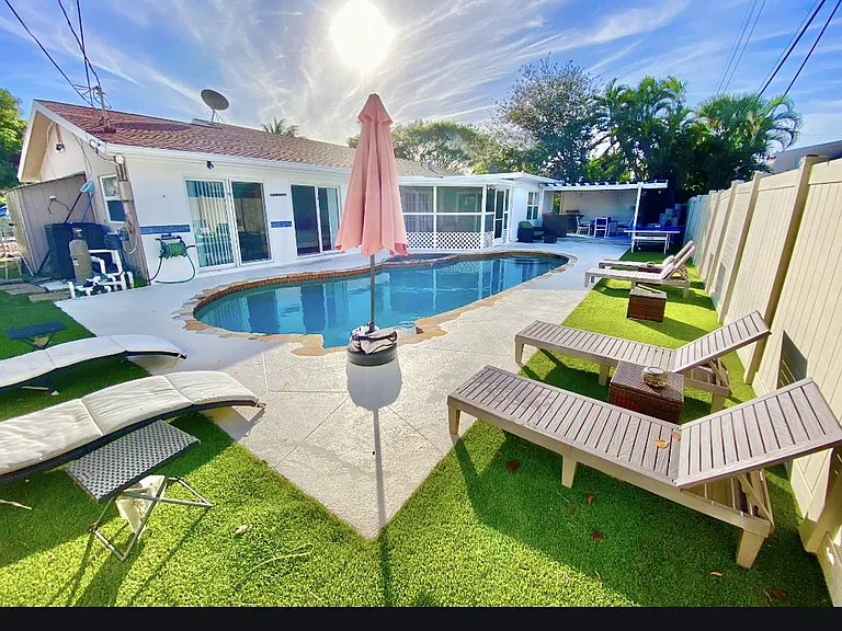 729 Heron Dr — Photo 3