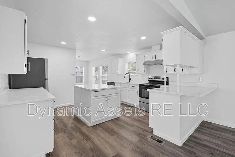 3 bed, 2.0 bath, 1568 sqft, $1,575 — Photo 3