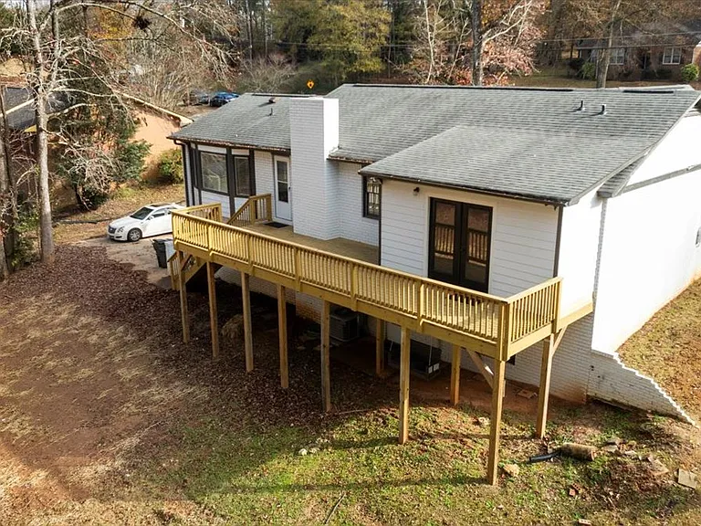 1040 Brookwood Dr — Photo 2