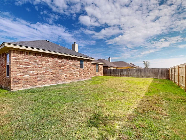 504 W Orion Dr — Photo 3