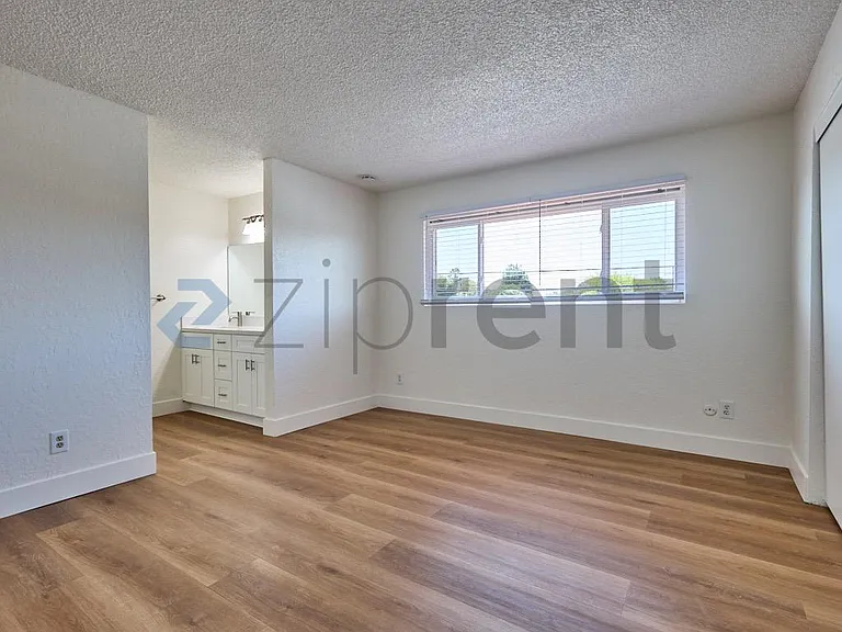 213 E Acacia St #A — Photo 21