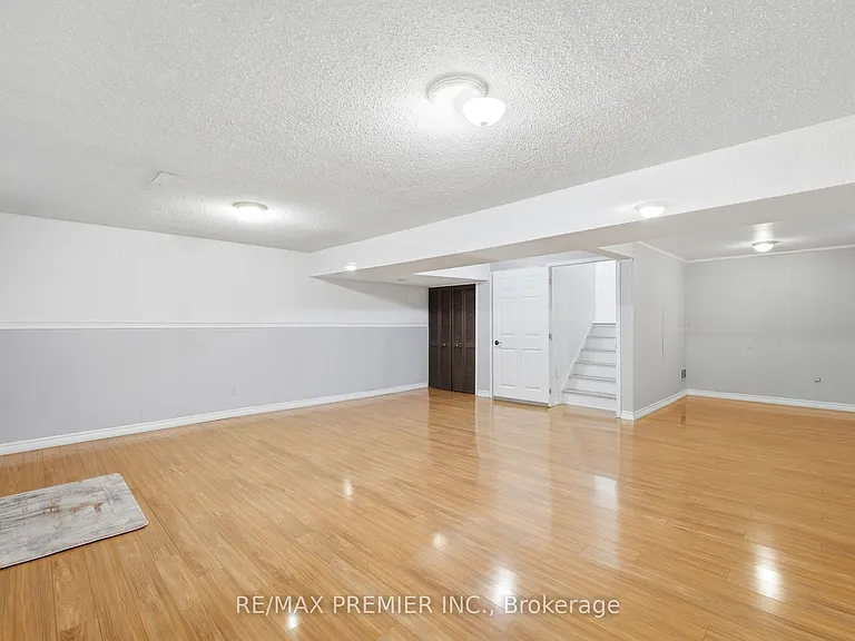 21 Avon Cres #MIDDLE LOWER — Photo 18